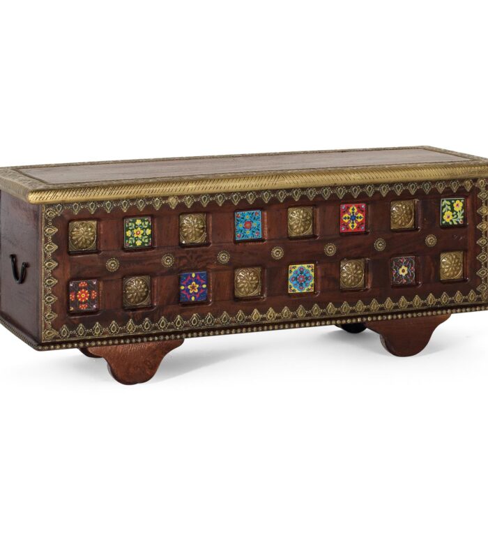 Baúl fabricado en madera maciza de mango en color cerezo, tiene detalles en bronce y lleva en la parte frontal azulejos de cerámica multicolor.