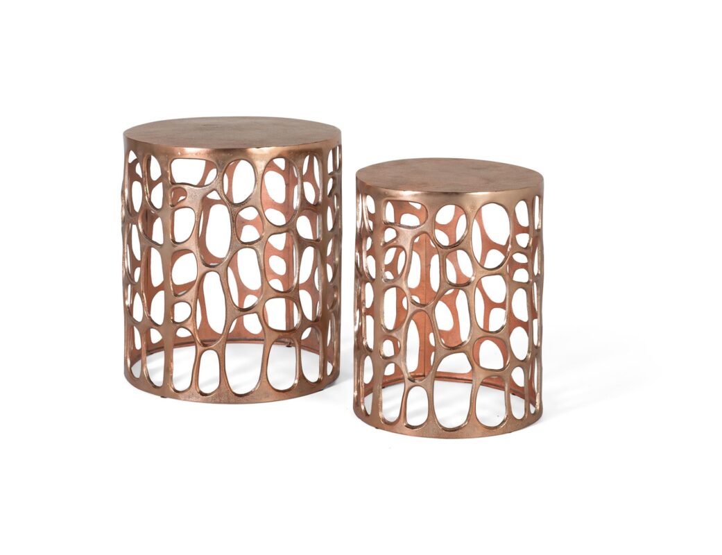 Set de 2 mesas de fabricadas en metal, acabado cobre envejecido.