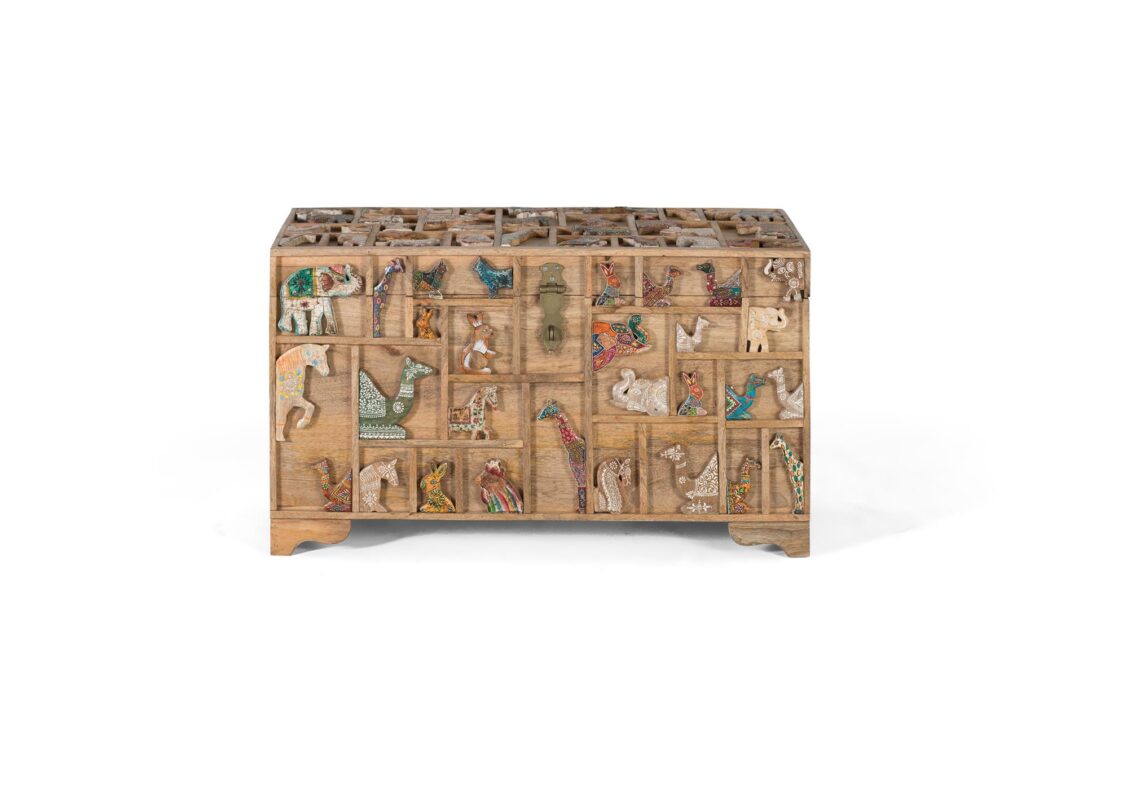 Baúl fabricado en madera de mango con apertura superior, gran capacidad de almacenaje