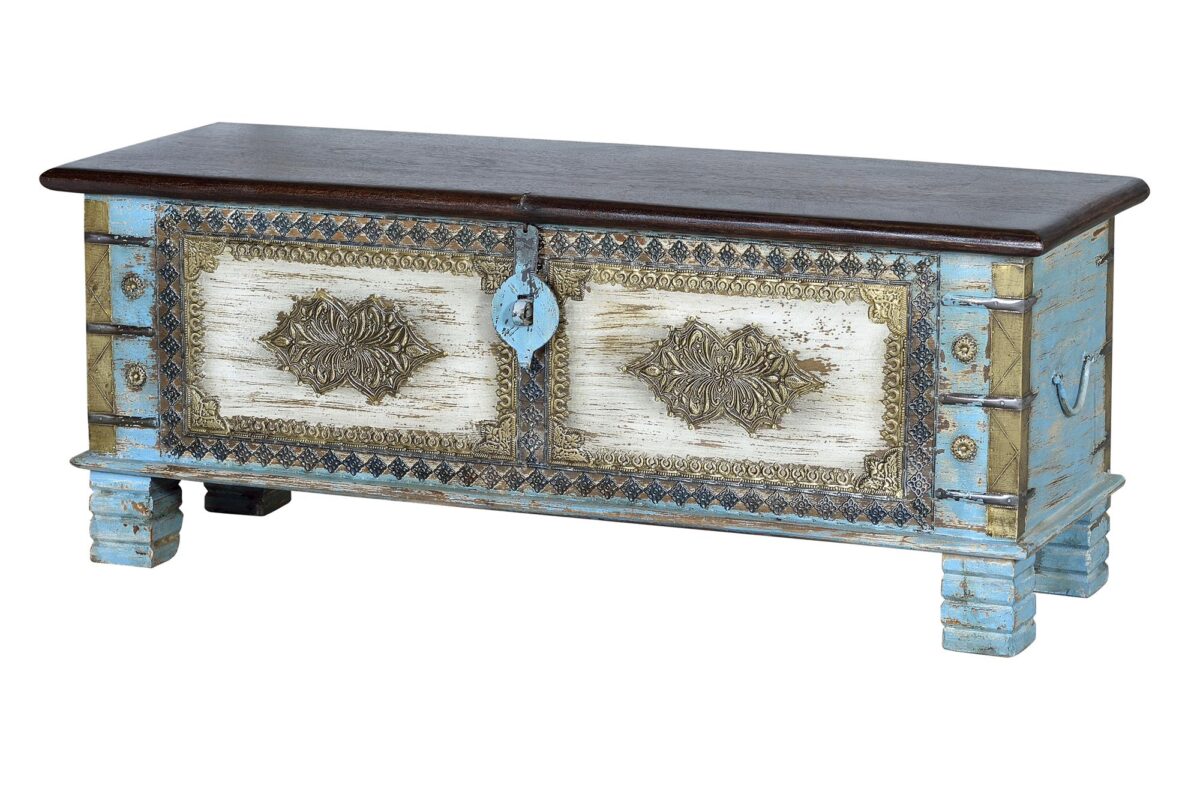 BAUL EN MADERA DE MANGO, CON DETALLES EN BRONCE.