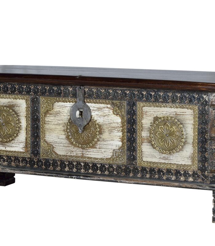 BAUL EN MADERA DE MANGO TALLADO A MANO, CON DETALLES EN BRONCE.