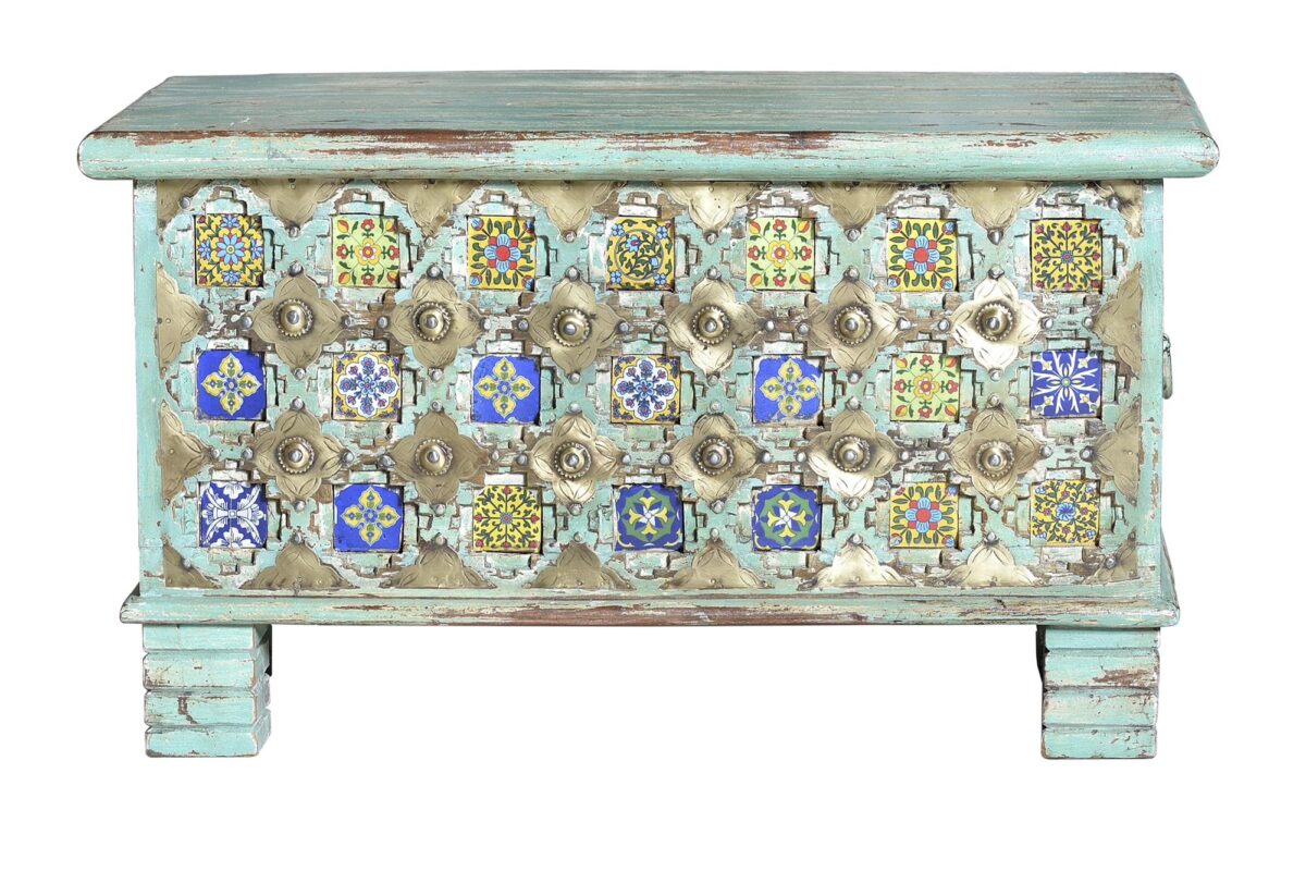 BAÚL EN MADERA DE MANGO CON DETALLES EN AZULEJO Y BRONCE