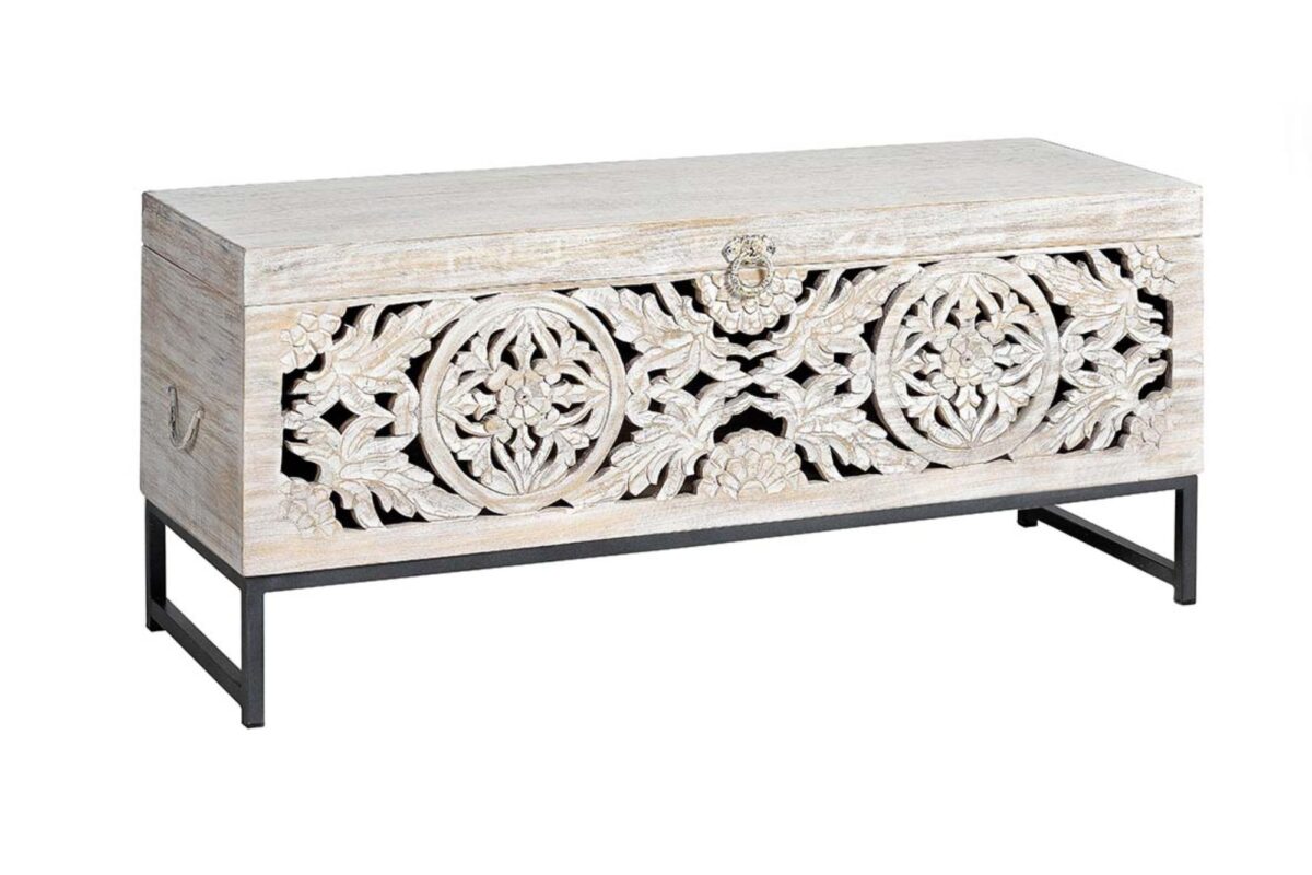 BAUL FABRICADO EN MADERA DE MANGO Y BASE DE METAL. APERTURA SUPERIOR, GRAN CAPACIDAD DE ALMACENAJE.