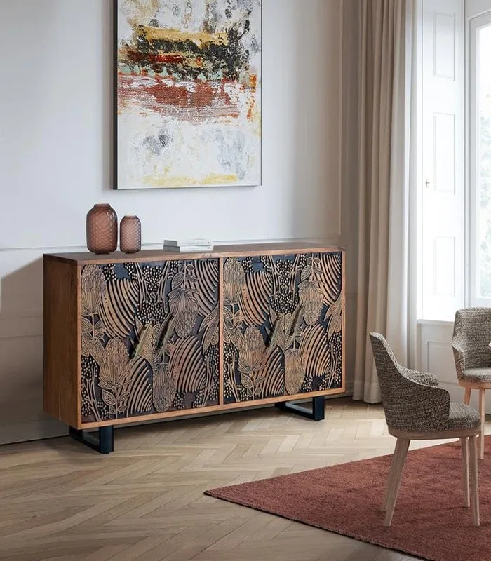 Aparador de madera de acacia natural con 4 puertas talladas a mano, estantes interiores y patas metálicas.