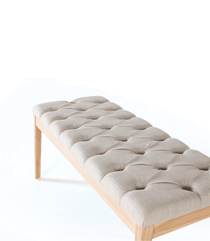 Banqueta tapizada beige con patas de madera de pino – MueblArt 1 Banqueta tapizada en tela beige con patas de madera - Imagen 3