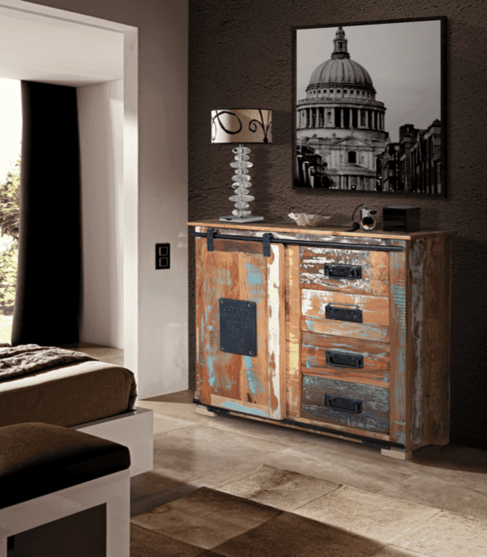 Cómoda multicolor de madera reciclada con 4 cajones y 1 puerta corredera.