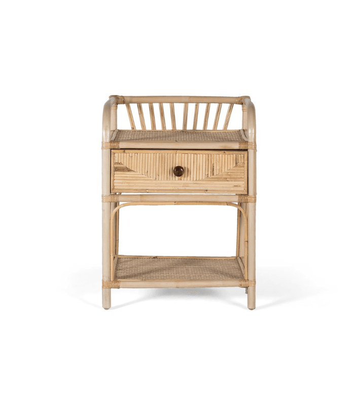 Mesita de noche fabricada en ratán natural. Diseño limpio y versátil, ideal para dormitorios con estilo natural o escandinavo.