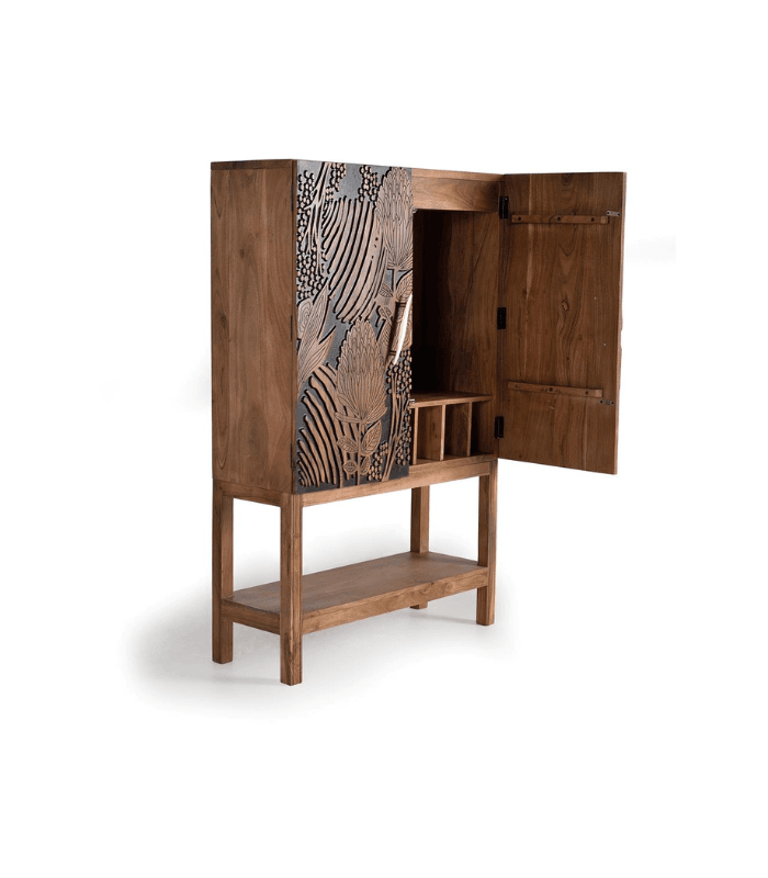 Mueble botellero de madera de acacia natural con puertas talladas a mano y espacio para botellas 3 Mueble botellero de madera de acacia tallado a mano - Imagen 3