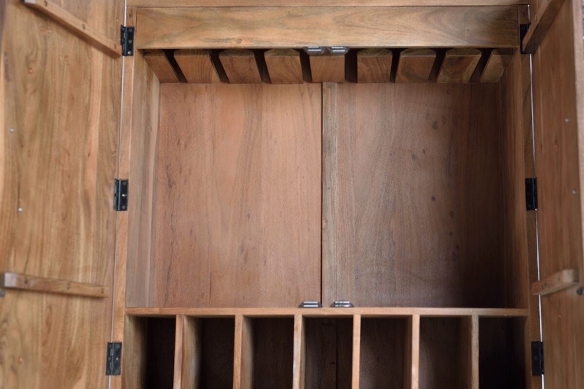 Mueble botellero de madera de acacia natural con puertas talladas a mano y espacio para botellas 5 Mueble botellero de madera de acacia tallado a mano - Imagen 7