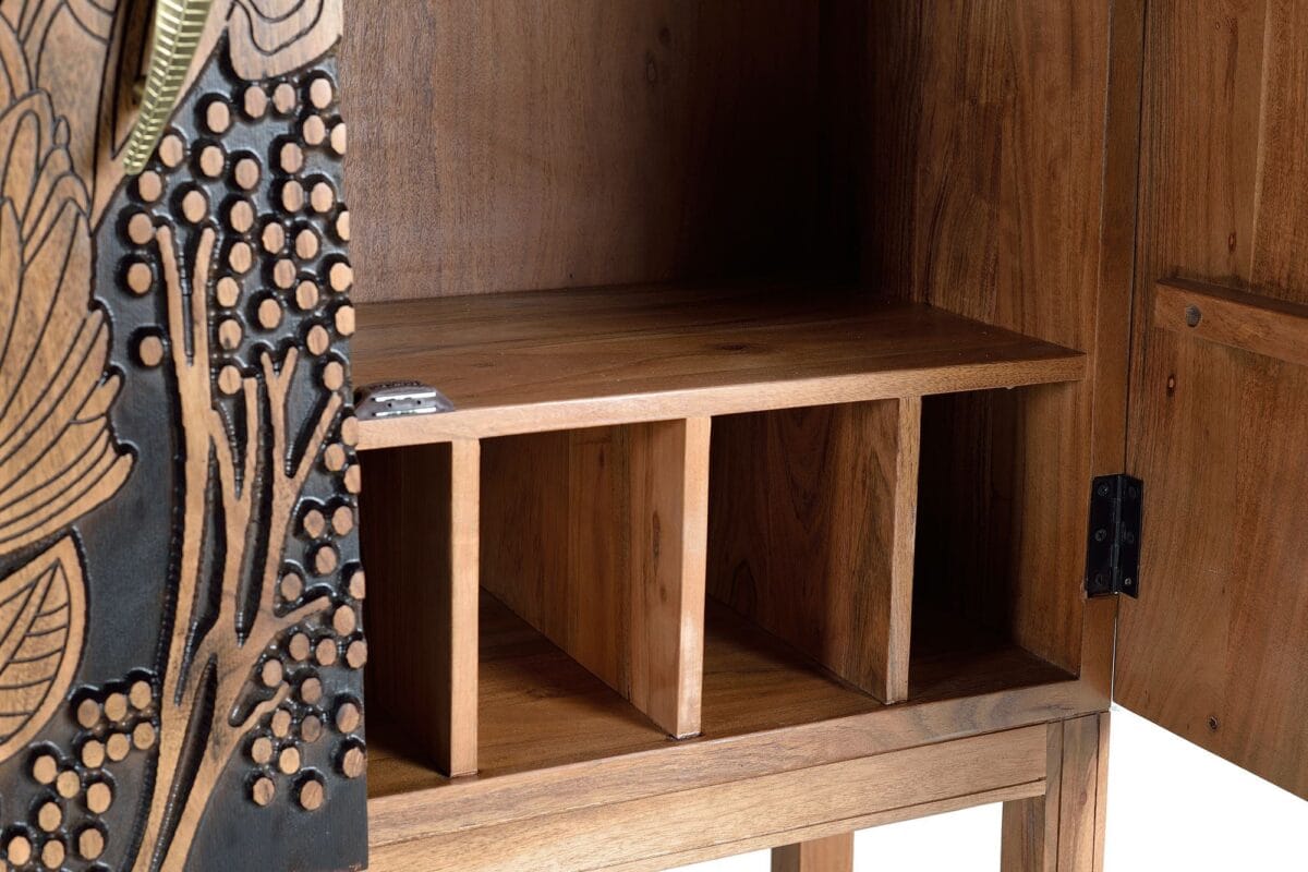 Mueble botellero de madera de acacia natural con puertas talladas a mano y espacio para botellas 6 Mueble botellero de madera de acacia tallado a mano - Imagen 6
