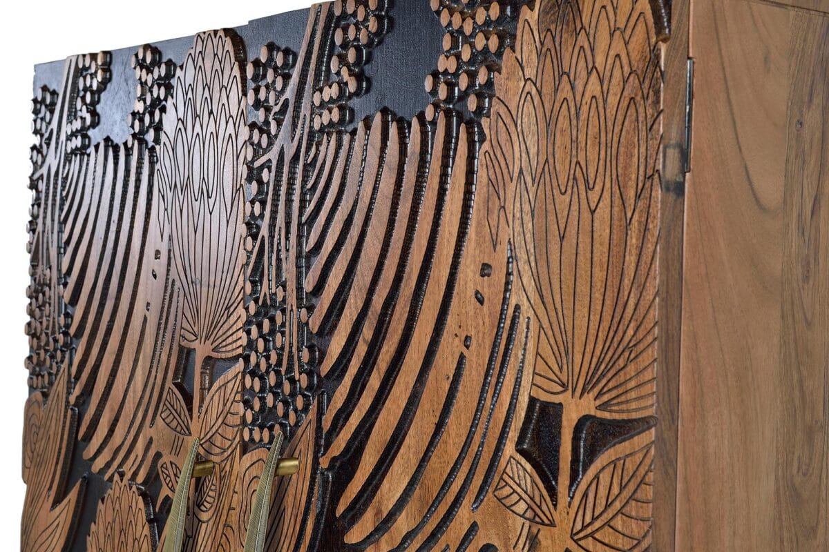 Mueble botellero de madera de acacia natural con puertas talladas a mano y espacio para botellas 7 Mueble botellero de madera de acacia tallado a mano - Imagen 4