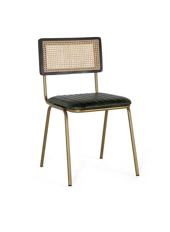 Set de 2 sillas en piel verde, respaldo de rejilla de ratán y base metálica dorada.