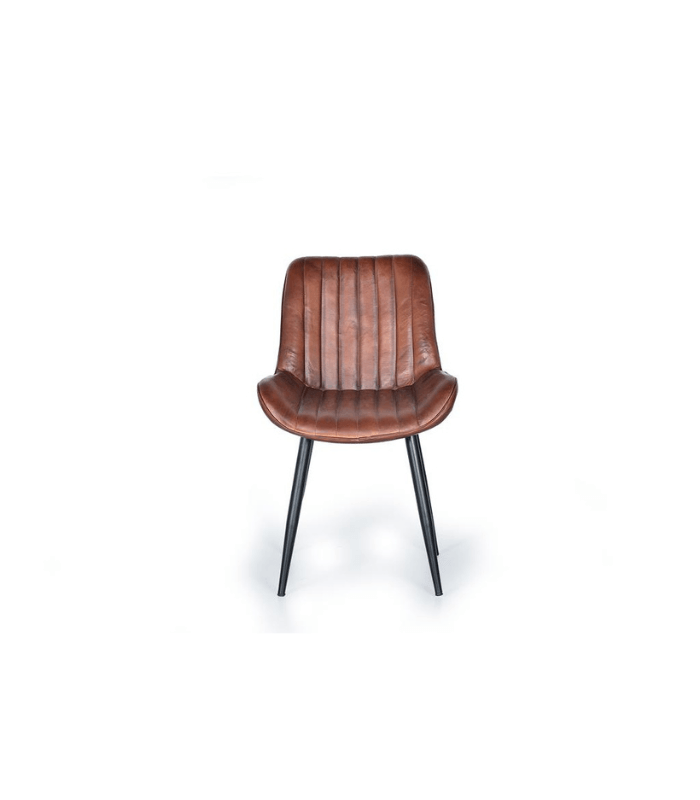 Silla estilo industrial tapizada en cuero marrón con patas metálicas negras