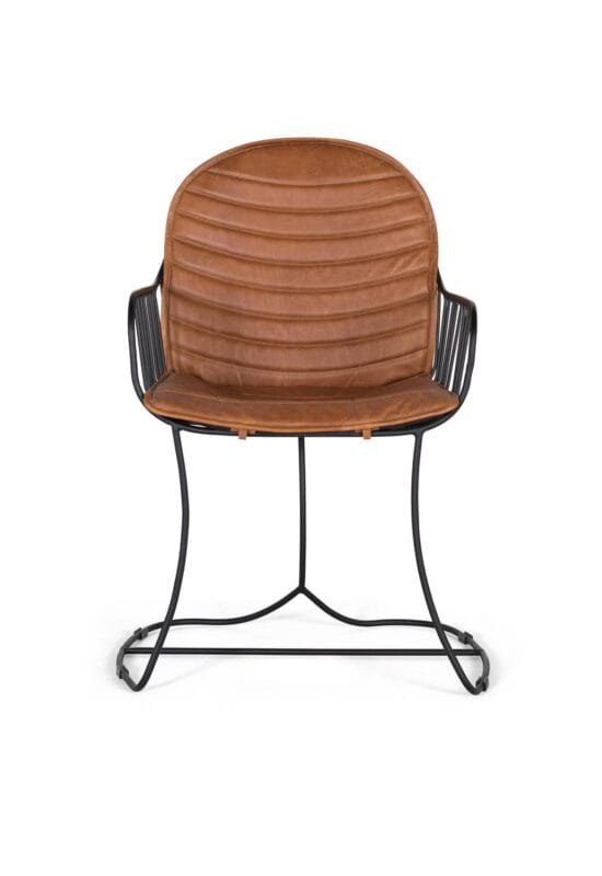 Silla tapizada en piel marrón claro, estilo moderno y robusto