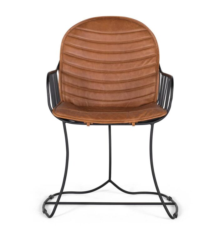Silla tapizada en piel marrón claro, estilo moderno y robusto