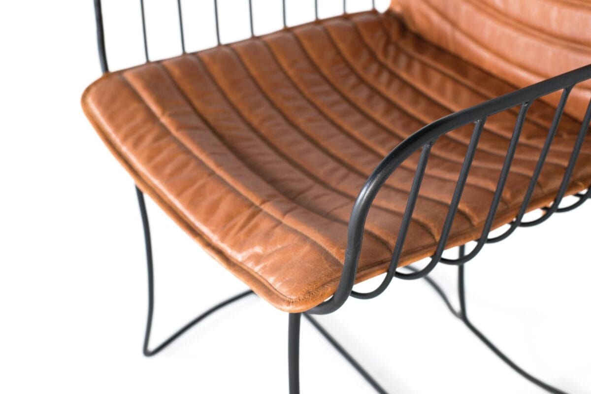 Silla tapizada en piel marrón claro, estilo moderno y robusto 5 Silla Tapizada Piel Marrón Claro Con Estructura Metálica - Imagen 5