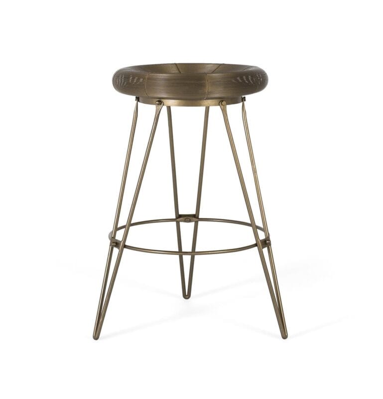 Taburete de bar alto en metal dorado, estilo industrial, diseño moderno y estructura resistente. Ideal para cocina o barra.