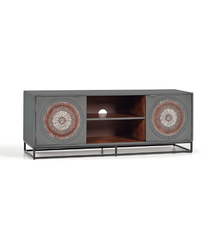 MUEBLE TV 2 PUERTAS EN MADERA DE MANGO Y BASE DE METAL, CON DETALLES DE LAS PUERTAS TALLADAS A MANO.