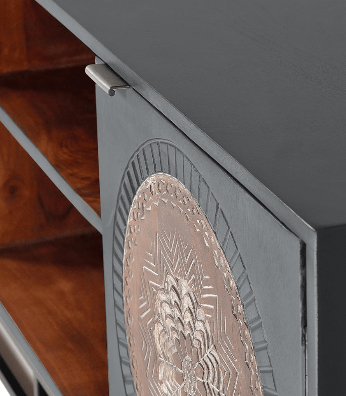 mueble tv 2 puertas en madera de mango y base de metal con detalles de las puertas talladas a mano 3 Mueble TV 2 Puertas en Madera de Mango y Metal - Imagen 4